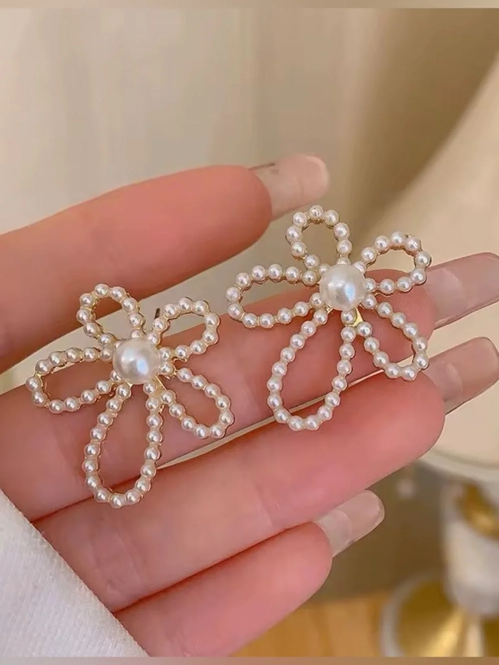 *** Delicate  Pearl Flower Statement Earrings - White Pearls